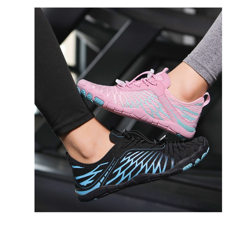 Zwei Paar Barfußschuhe in Rosa und Schwarz mit blauen Akzenten, ideal für Fitness und Outdoor-Aktivitäten. Leicht, flexibel, atmungsaktiv.