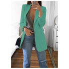 Damenmode: Eleganter, mintgrüner Blazer kombiniert mit grauem Top und Jeans. Perfekt für stilvolle, moderne Outfits. Ideal für Büro und Freizeit.