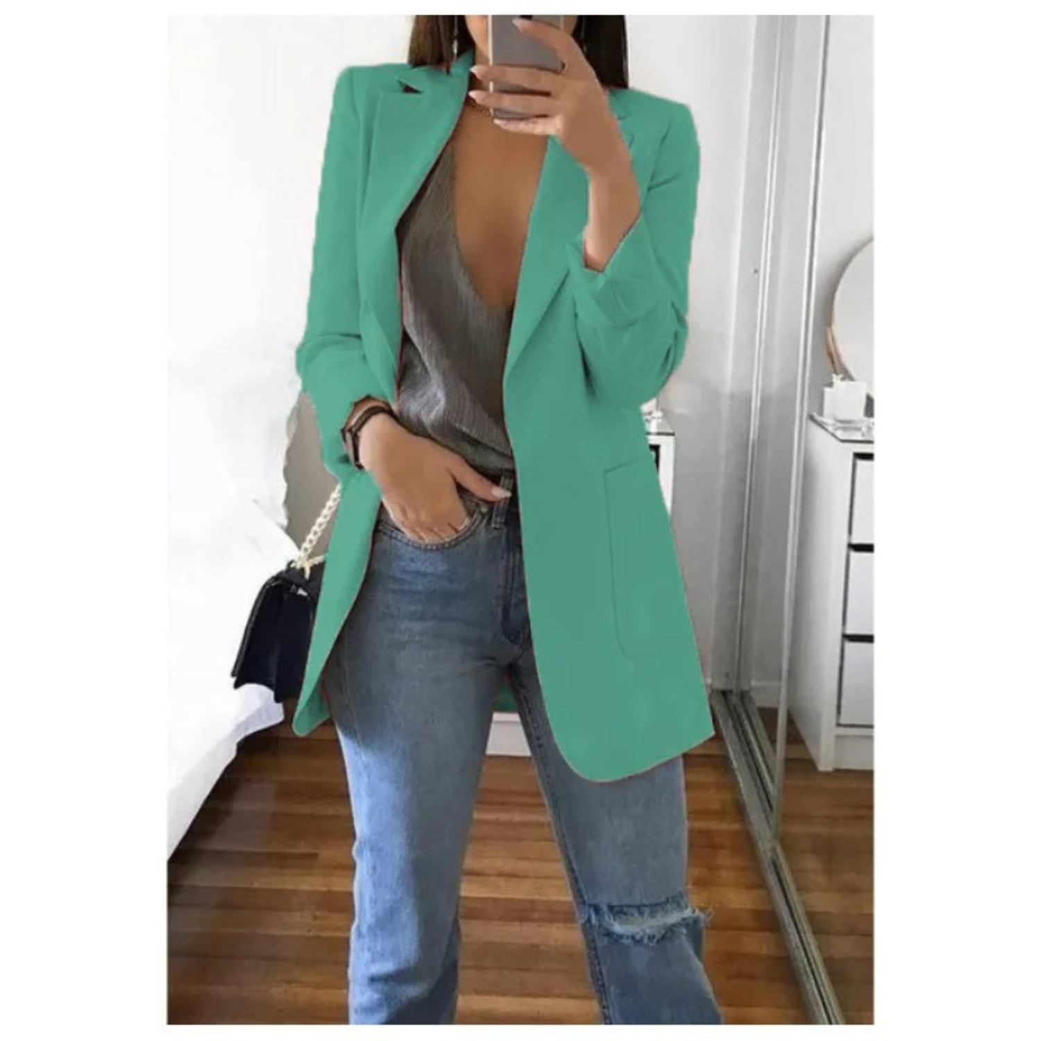 Damenmode: Eleganter, mintgrüner Blazer kombiniert mit grauem Top und Jeans. Perfekt für stilvolle, moderne Outfits. Ideal für Büro und Freizeit.