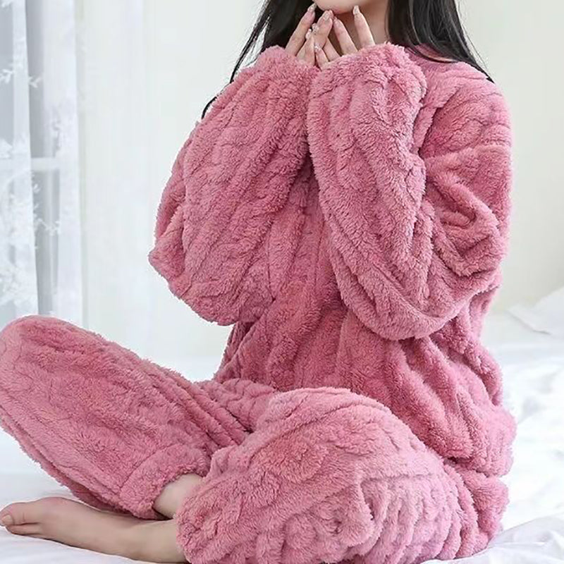 Flauschiger rosa Damen-Pyjama aus Plüsch, ideal für gemütliche Winterabende. Bequem, warm und stilvoll für entspannte Stunden zu Hause.
