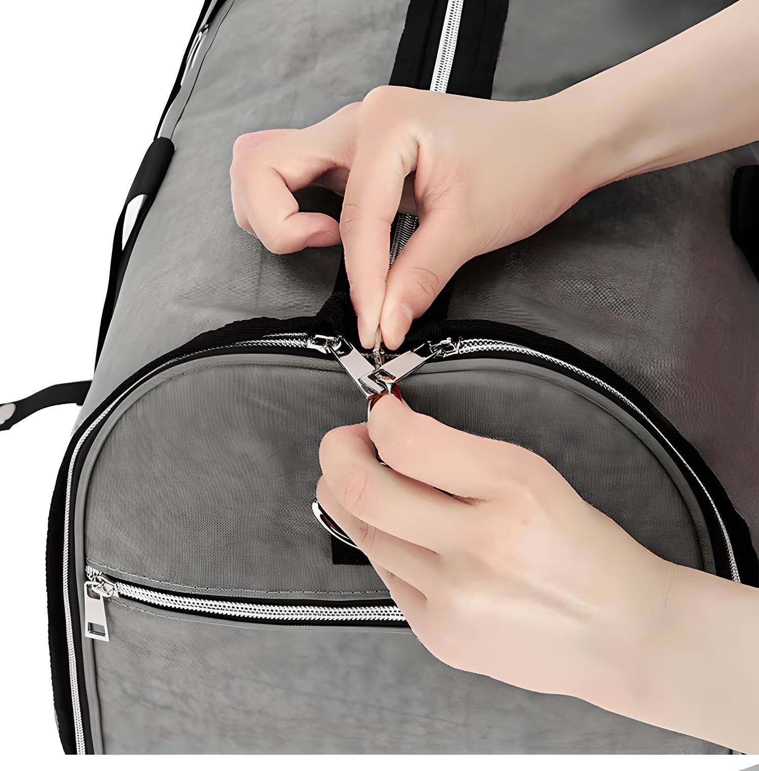 Hände öffnen grauen Reiserucksack mit Reißverschluss, strapazierfähiges Material, praktisches Design.