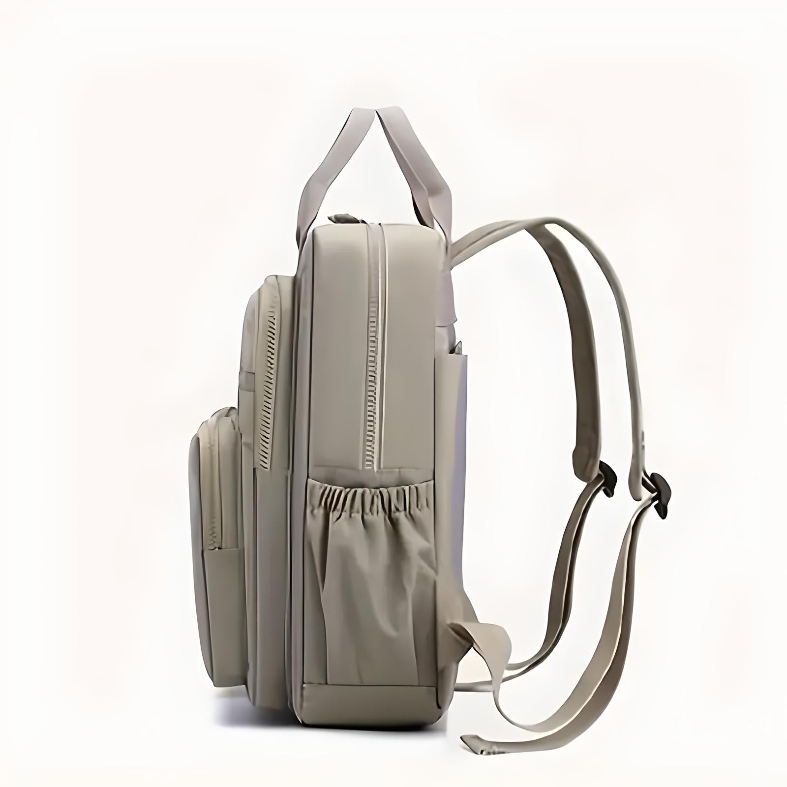 Beiger Rucksack aus Leder, seitliche Ansicht, mit verstellbaren Trägern und Reißverschlusstaschen.