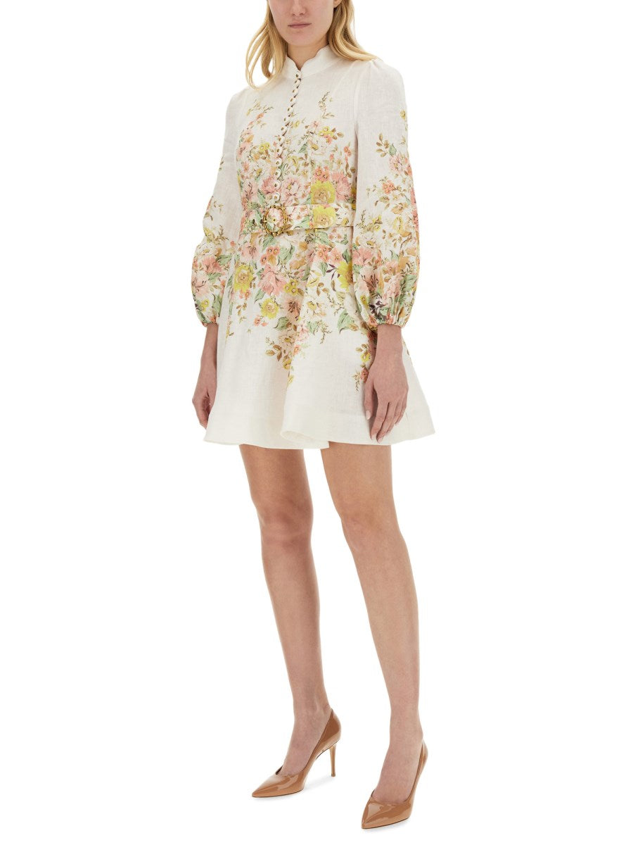 Elegantes weißes Kleid mit floralen Mustern, langen Ärmeln und tailliertem Schnitt. Perfekt für Frühling und Sommer. Damenmode, Blumenmuster.