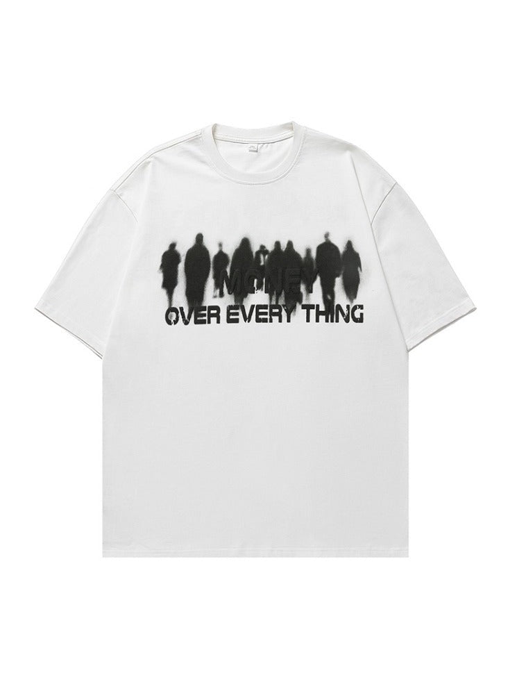 Weißes T-Shirt mit schwarzem Aufdruck "MONEY OVER EVERYTHING" und Silhouetten. Modisches Streetwear-Design, ideal für trendbewusste Käufer.