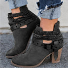 Damen Stiefeletten aus Wildleder in Dunkelgrau mit Blockabsatz und geflochtenen Riemen. Perfekt für Herbstmode und lässige Outfits.