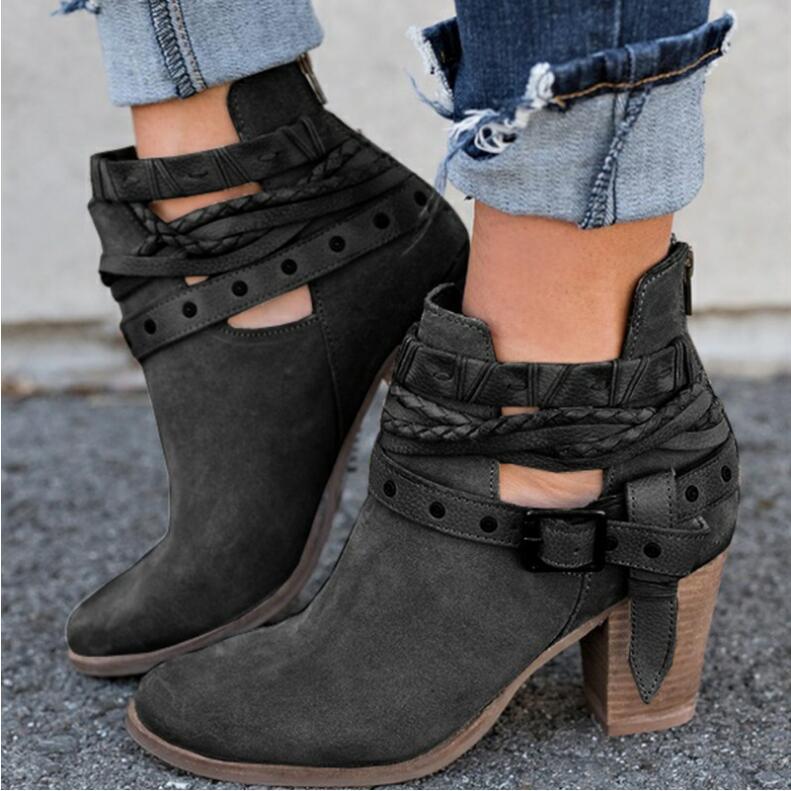 Damen Stiefeletten aus Wildleder in Dunkelgrau mit Blockabsatz und geflochtenen Riemen. Perfekt für Herbstmode und lässige Outfits.