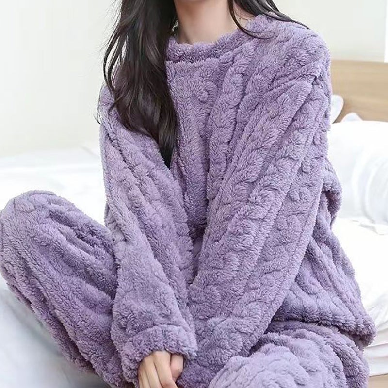 Flauschiger lila Pyjama-Set für Damen, ideal für gemütliche Nächte. Weiches Material, modisches Design, perfekter Komfort für Zuhause.