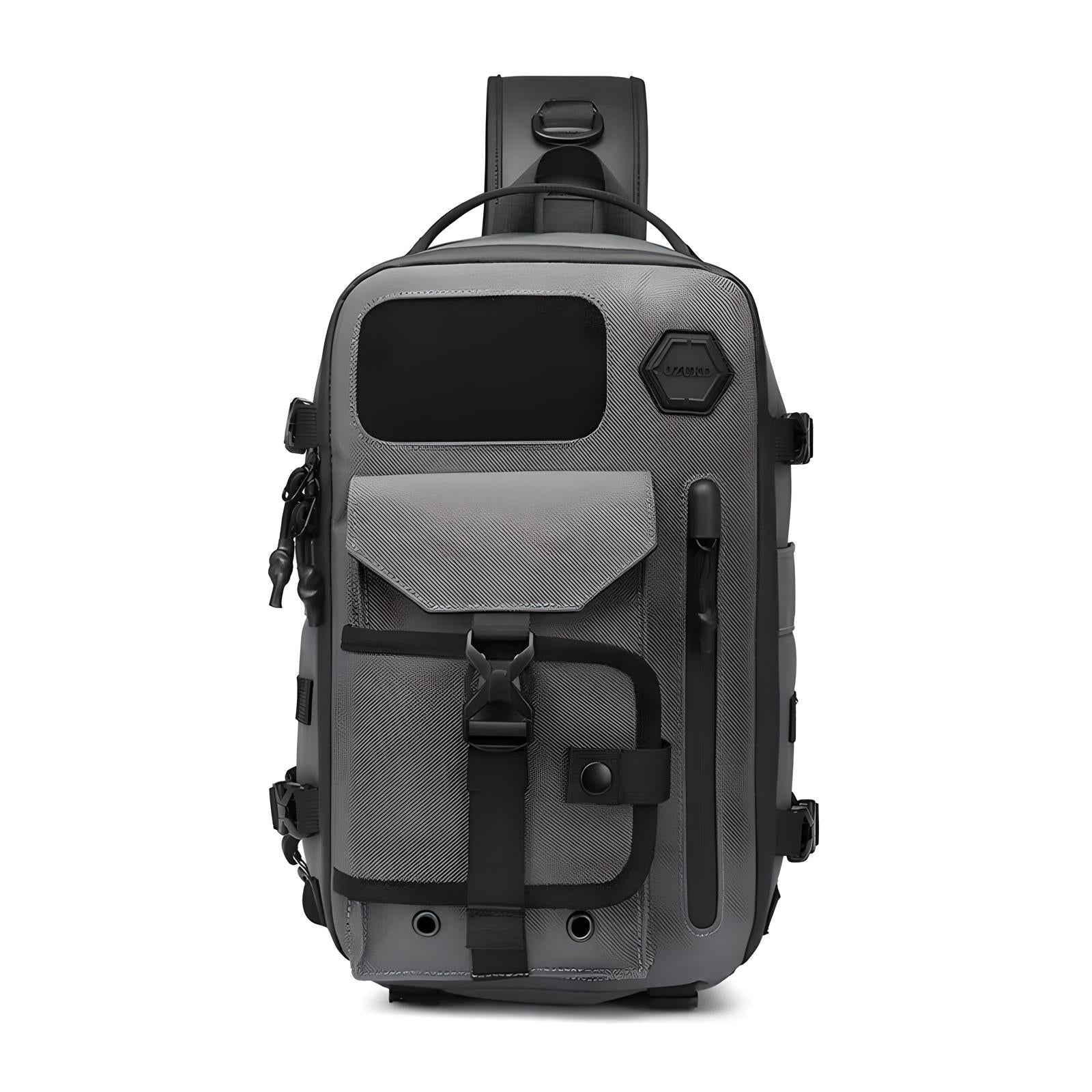 Grauer, wasserdichter Rucksack mit mehreren Taschen und Schnallen, ideal für Outdoor-Aktivitäten.