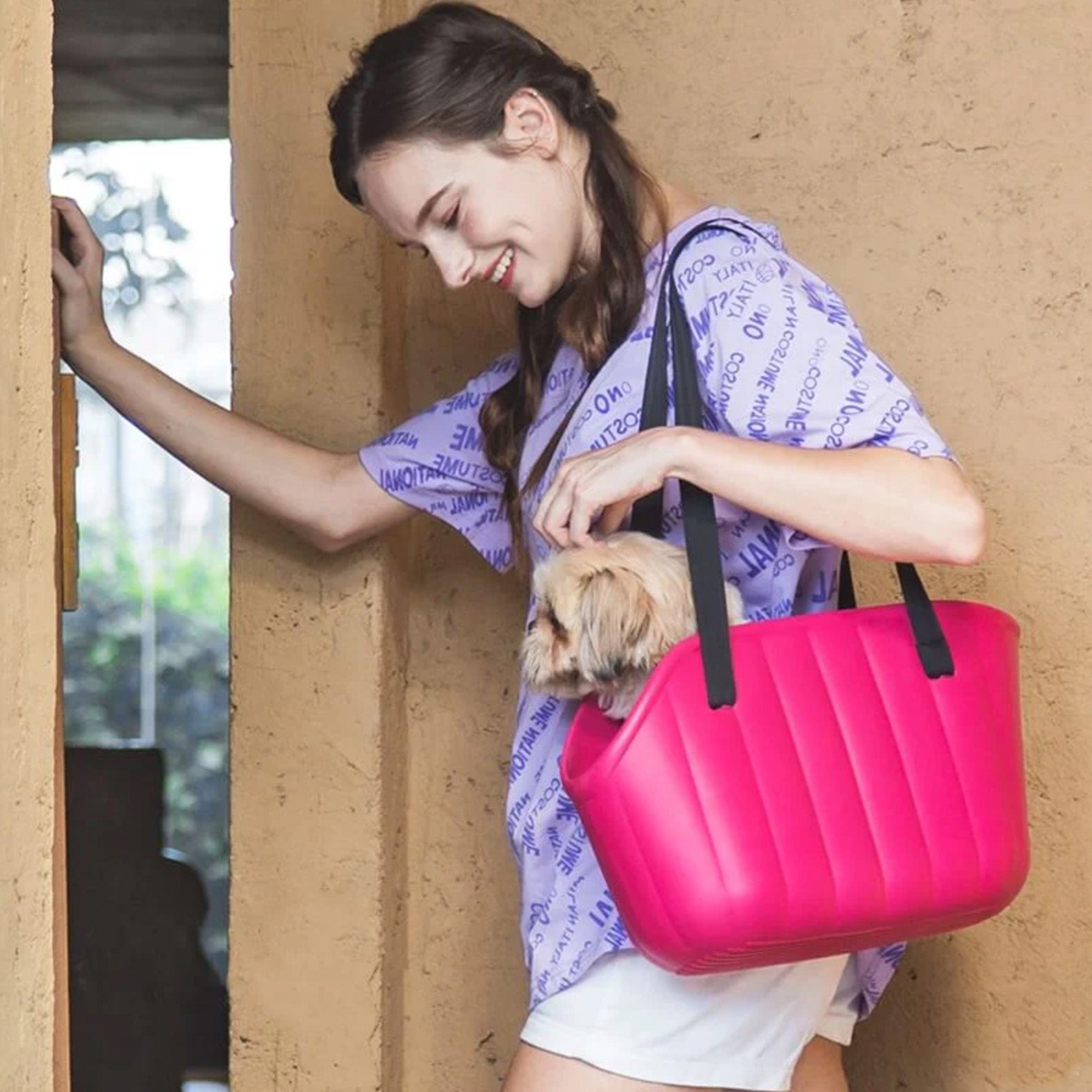 Frau mit rosa EVA-Haustiertasche, wasserdicht, leicht, große Kapazität, Outdoor-Nutzung.