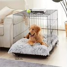 Goldener Retriever-Welpe in schwarzem Metall-Hundekäfig mit grauem Plüschkissen, Größe XL.