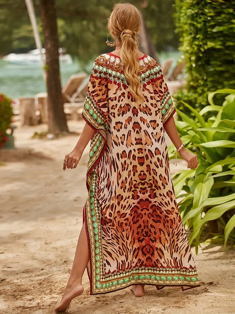 Frau im eleganten Leopardenmuster-Kaftan am Strand, Sommermode, Boho-Stil, Urlaubskleidung, tropische Kulisse, entspannter Look.