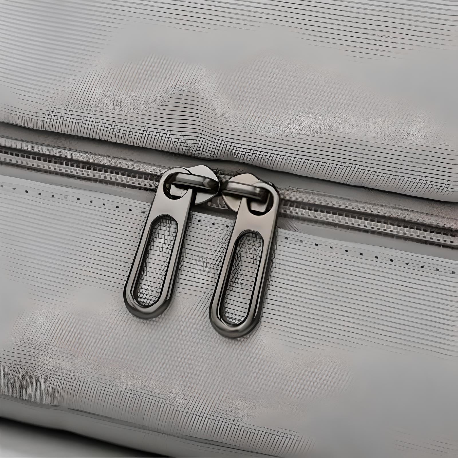 Grauer Reißverschluss aus Metall an einer strukturierten Tasche, Nahaufnahme, modernes Design.