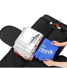 Schwarzer Kleidersack mit Kleidung, Zeitschriften und blauen T-Shirt, ideal für Reisen.
