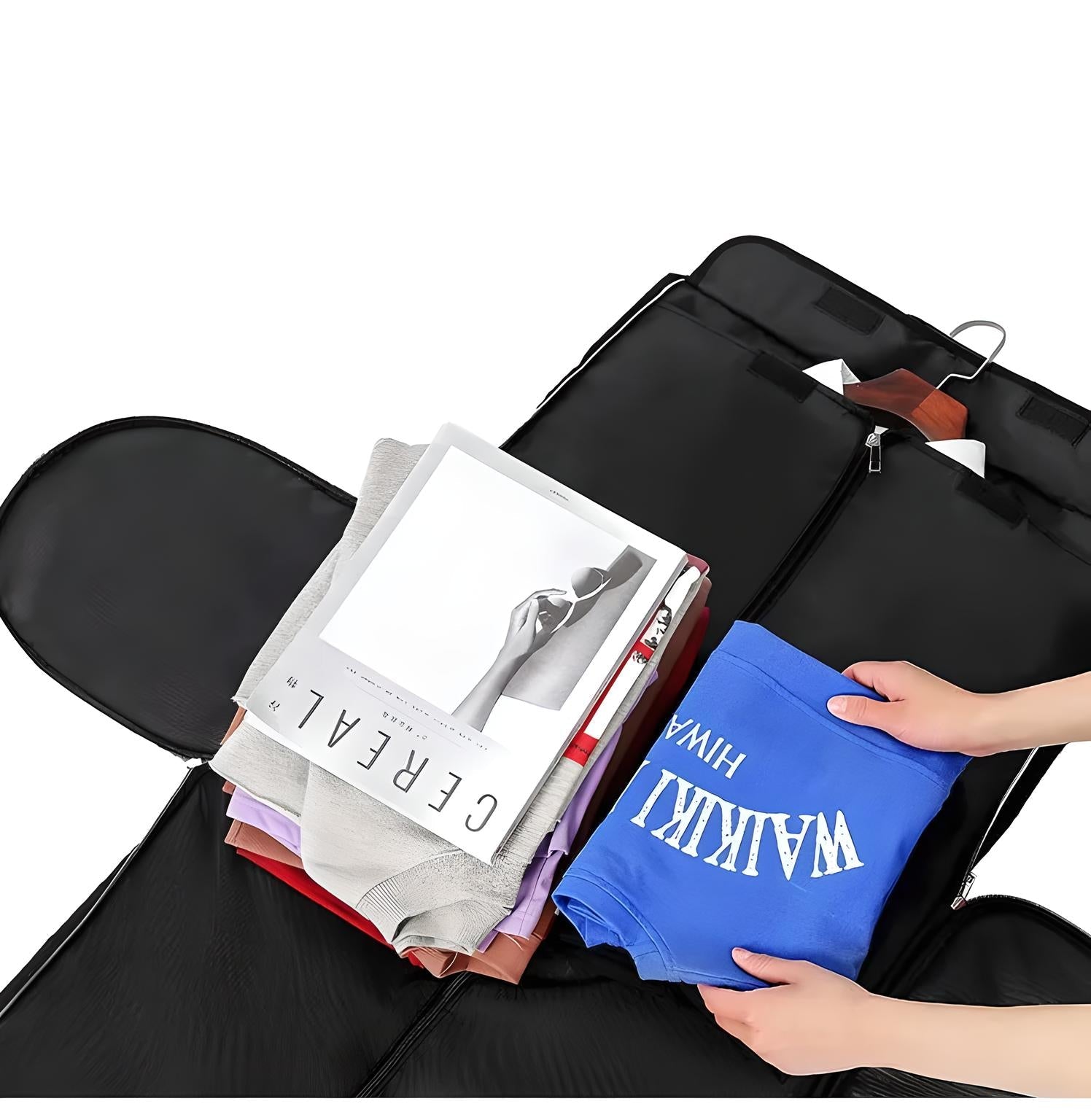 Schwarzer Kleidersack mit Kleidung, Zeitschriften und blauen T-Shirt, ideal für Reisen.