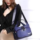Frau mit blauer Umhängetasche, Nylon, modisch, praktisch, Damenhandtasche, Freizeitkleidung.