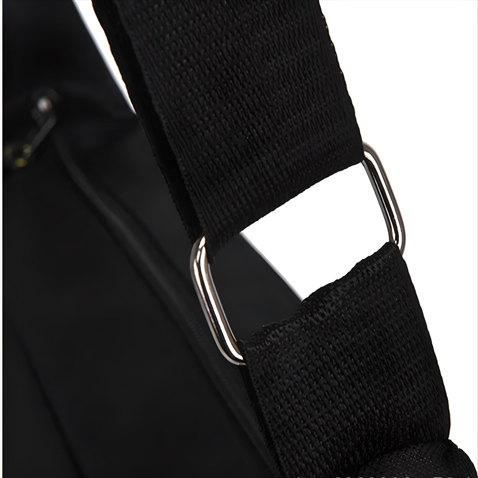 Schwarzer Rucksackgurt mit Metallschnalle, Nahaufnahme, strapazierfähiges Nylonmaterial.