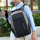 Mann mit grauem, modernem Laptop-Rucksack im Freien, stilvoll und funktional.