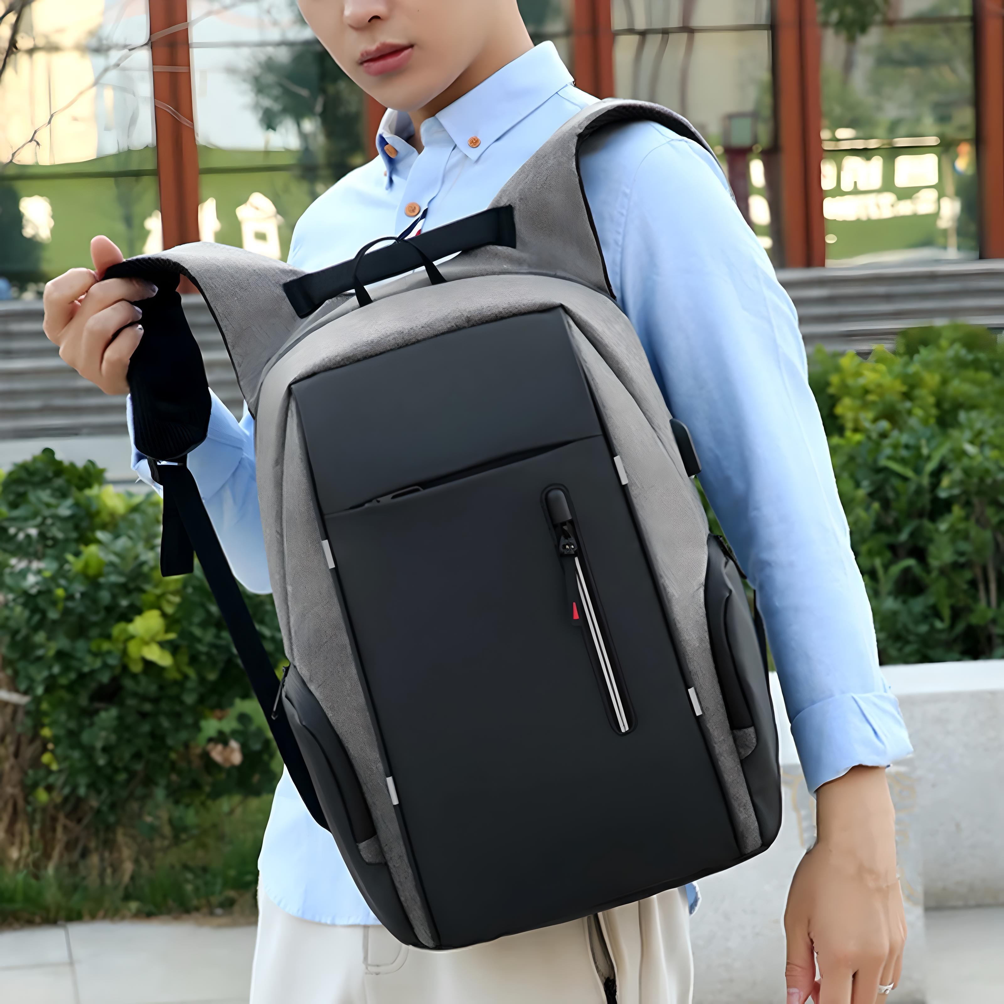 Mann mit grauem, modernem Laptop-Rucksack im Freien, stilvoll und funktional.