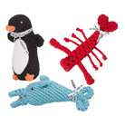 Drei bunte Hundespielzeuge aus Seil: Pinguin, Hummer, Delfin. Robust und langlebig.