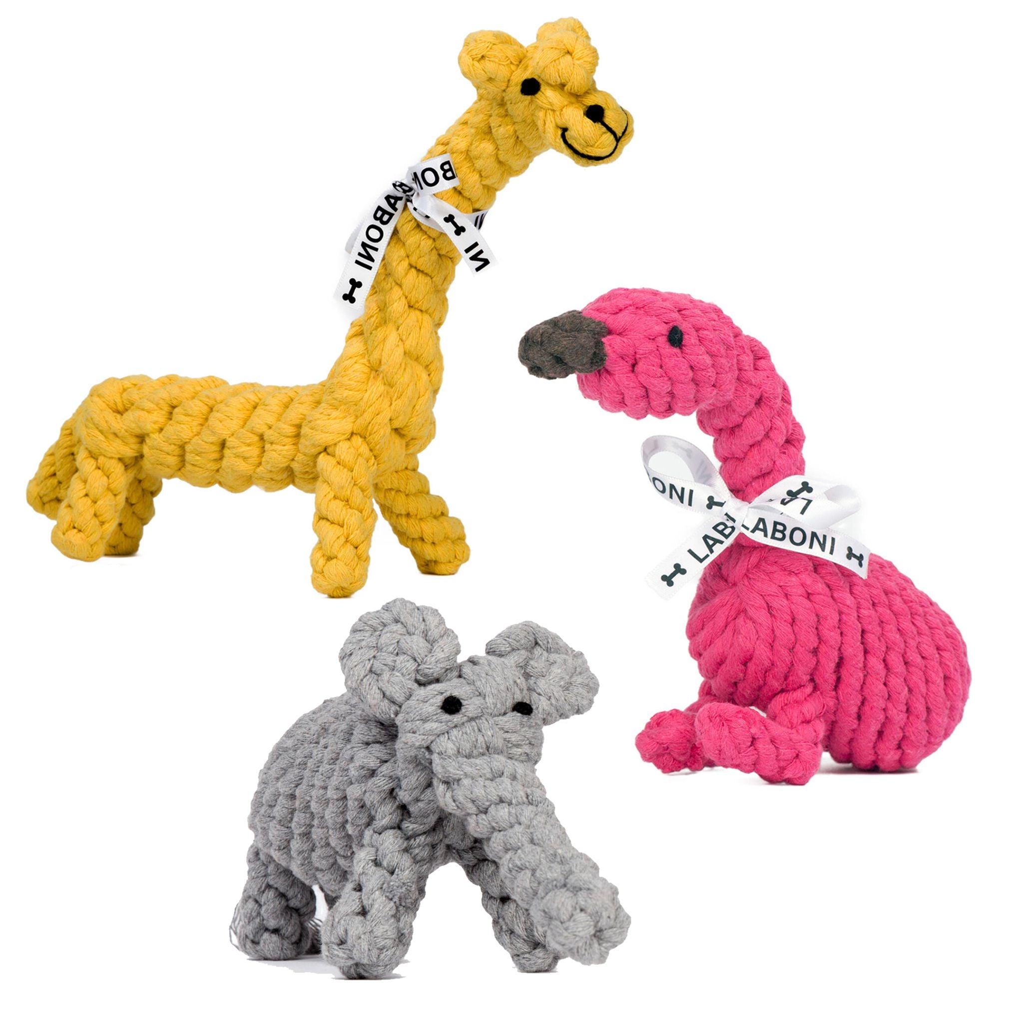 Drei bunte, handgefertigte Hundespielzeuge aus Baumwolle: Giraffe, Flamingo, Elefant.