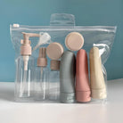 Transparente Reiseflaschen-Set aus Kunststoff, verschiedene Farben, in durchsichtiger Tasche.