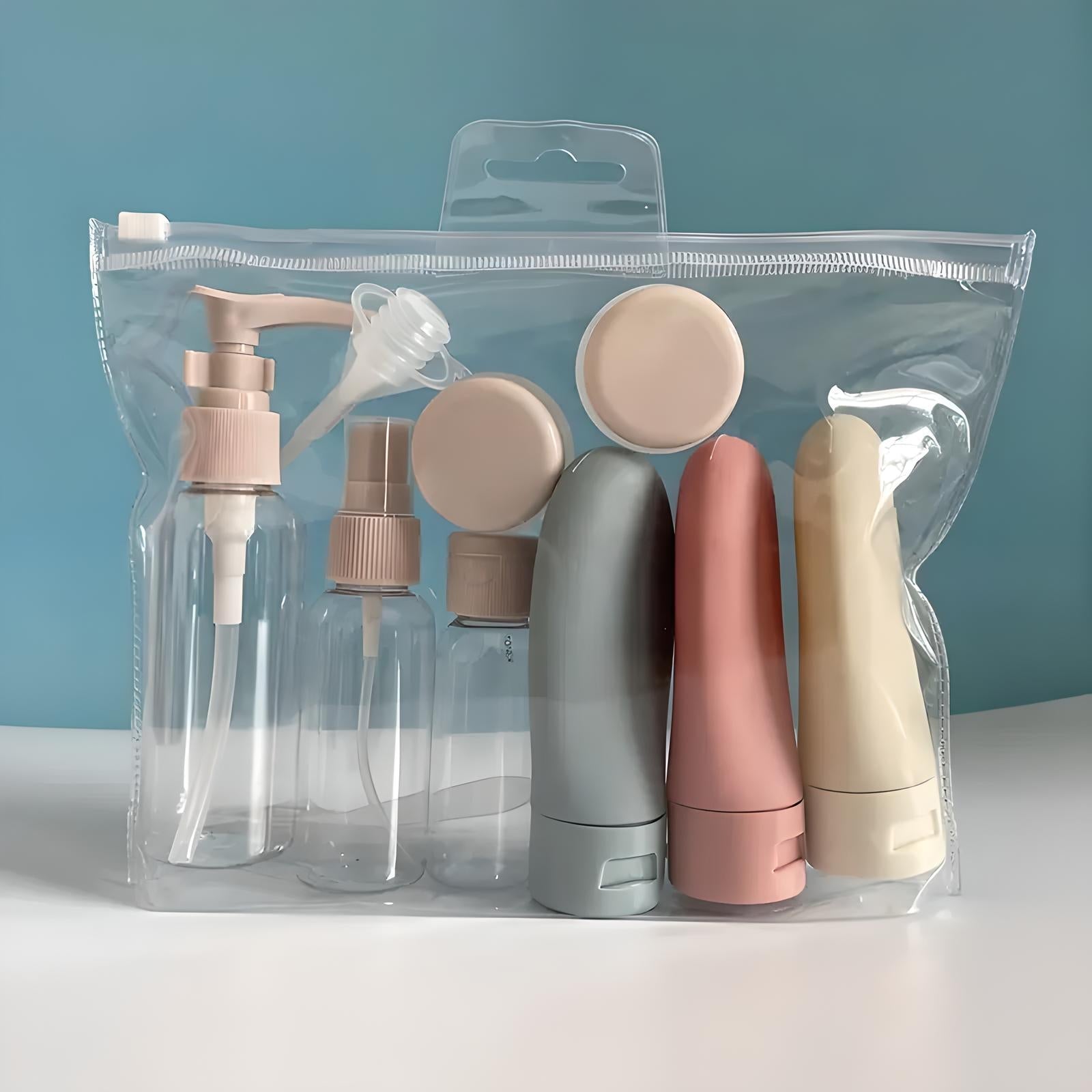 Transparente Reiseflaschen-Set aus Kunststoff, verschiedene Farben, in durchsichtiger Tasche.