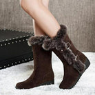 Damen-Winterstiefel aus braunem Wildleder mit Kunstfellbesatz und Schnallen, rutschfeste Sohle, modisch und warm, ideal für kalte Tage.