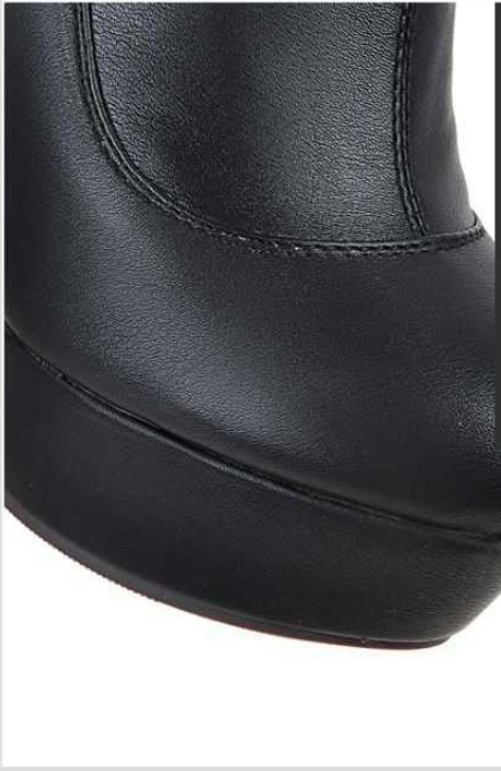 Schwarzer Lederstiefel mit Plateauabsatz, elegantes Design, hochwertiges Material, ideal für modische Outfits und trendige Looks.