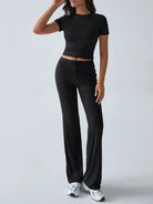 Damen-Sportanzug in Schwarz, bestehend aus Crop-Top und Jogginghose. Ideal für Fitness, Yoga und Freizeit. Bequem, modisch und vielseitig.