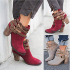 Damenstiefeletten aus Wildleder in Rot und Beige mit Blockabsatz und Schnallen. Modische Herbstschuhe, ideal für trendige Outfits.