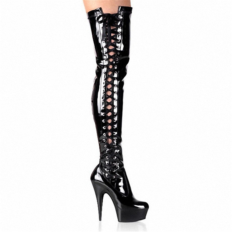 Schwarze Overknee-Stiefel aus Lackleder mit Schnürung und hohem Absatz. Modische Damenstiefel, ideal für trendige Outfits und besondere Anlässe.