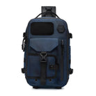 Blauer Rucksack aus Nylon, wasserabweisend, mit mehreren Fächern und verstellbaren Gurten.