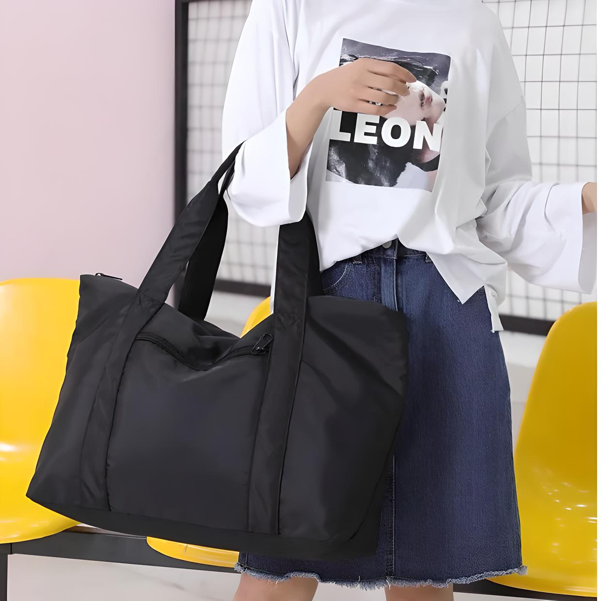 Frau mit schwarzer Reisetasche, lässiges Outfit, gelber Stuhl, modernes Design.