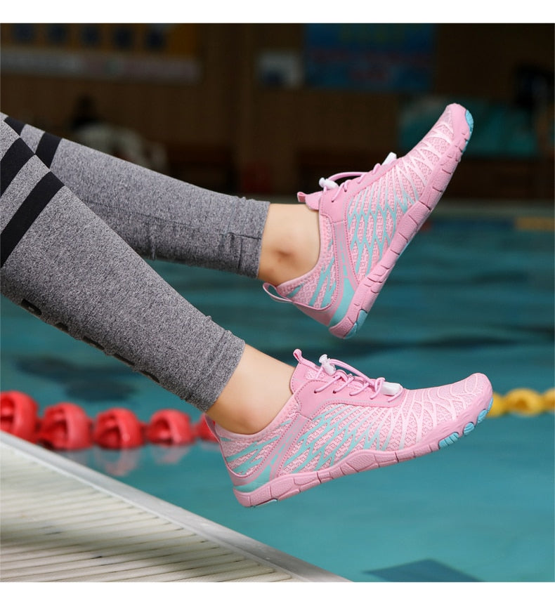 Damen Wasserschuhe in Rosa, ideal für Schwimmen und Wassersport. Leicht, rutschfest, atmungsaktiv. Perfekt für Pool und Strandaktivitäten.