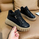 Schwarze Sneaker mit dicker Sohle, modisch und bequem, ideal für Damen. Perfekt für Freizeit und Alltag. Trendige Schuhe, hohe Qualität.