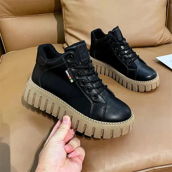 Schwarze Sneaker mit dicker Sohle, modisch und bequem, ideal für Damen. Perfekt für Freizeit und Alltag. Trendige Schuhe, hohe Qualität.