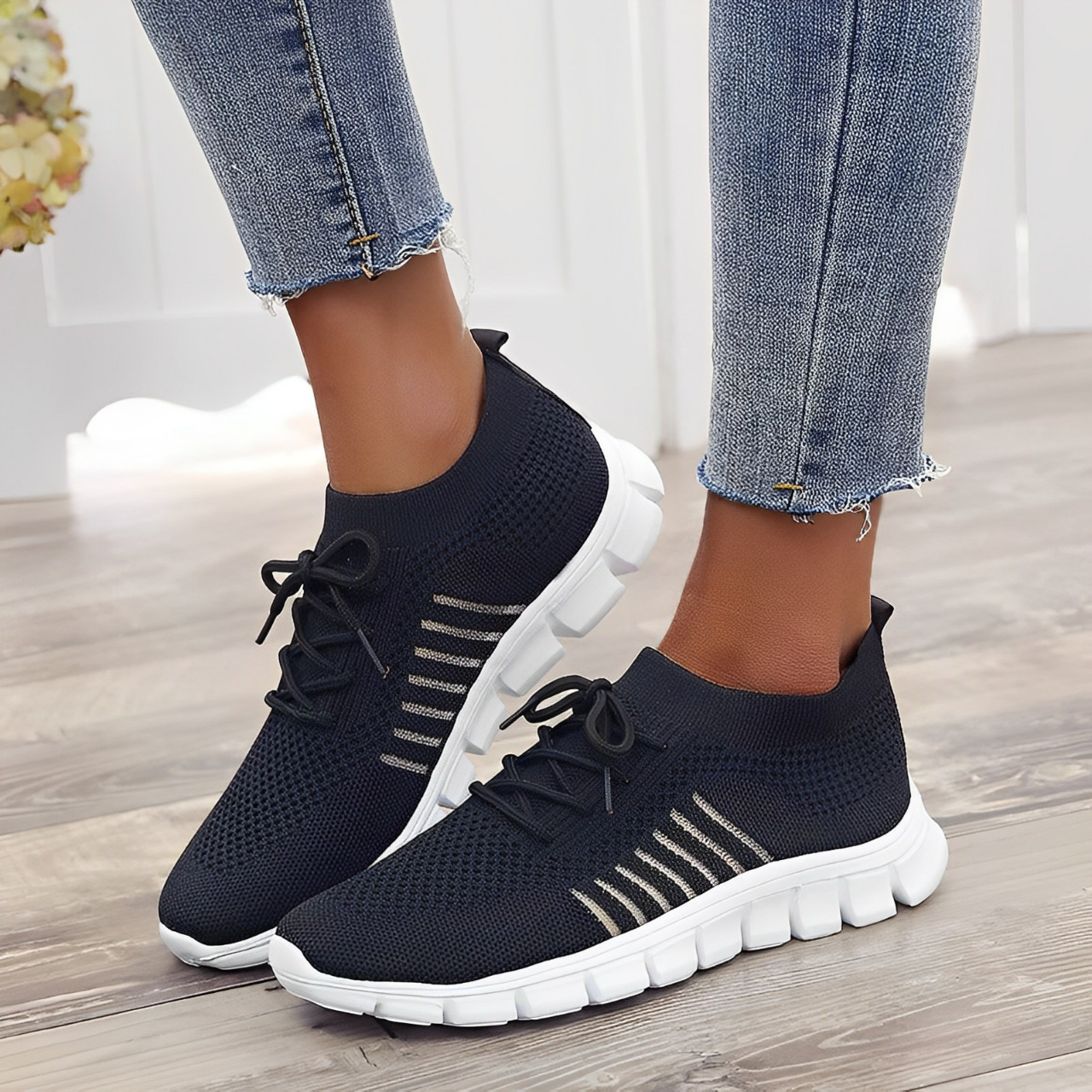 Damen Sneaker in Schwarz mit weißer Sohle, atmungsaktivem Strickmaterial und Schnürung. Perfekt für Freizeit und Sport. Trendige Schuhe 2023.