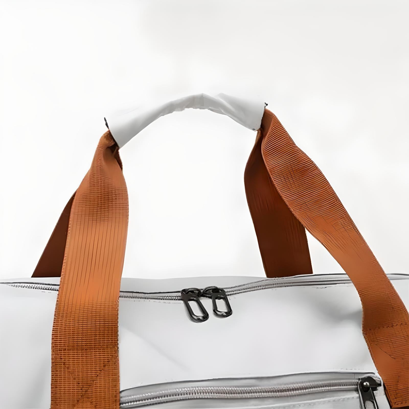 Weiße Reisetasche mit braunen Griffen und Reißverschluss, stilvolles Design, langlebiges Material.