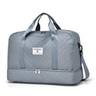 Graue Reisetasche mit Tragegriffen und Schultergurt, geräumig, ideal für Reisen und Sport.