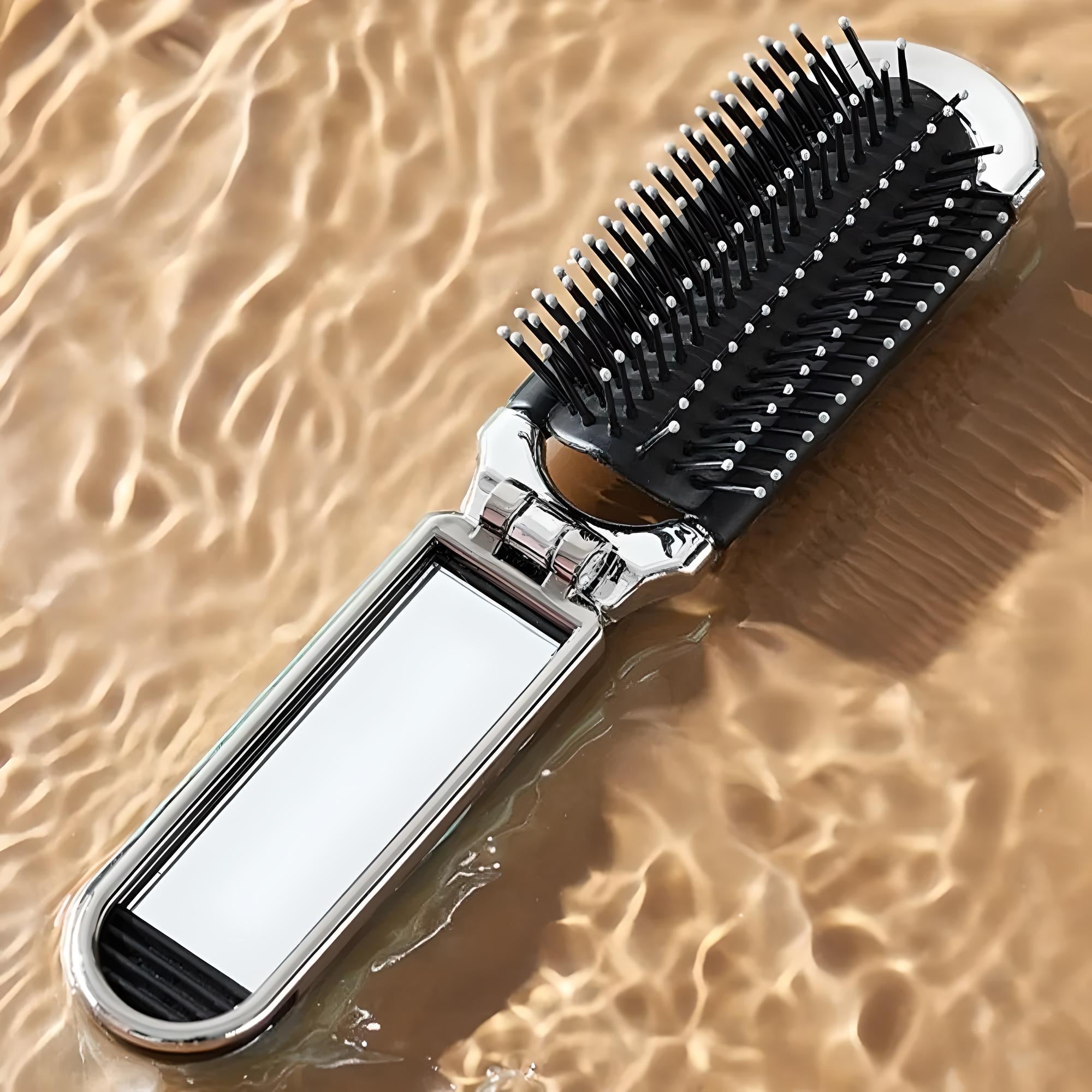 Silberne Haarbürste mit Spiegel, rechteckig, auf Wasseroberfläche, ideal für Haarpflege.