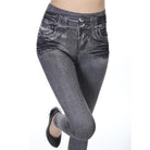 Damen-Leggings in Jeans-Optik, grau, mit hohem Bund und Knopfdetails. Bequeme Stretchhose, ideal für modische Freizeitoutfits.