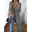 Grauer Blazer Damen, lässig-elegant, kombiniert mit Jeans und Top. Perfekt für Büro und Freizeit. Modetrend 2023, stilvoll und vielseitig.