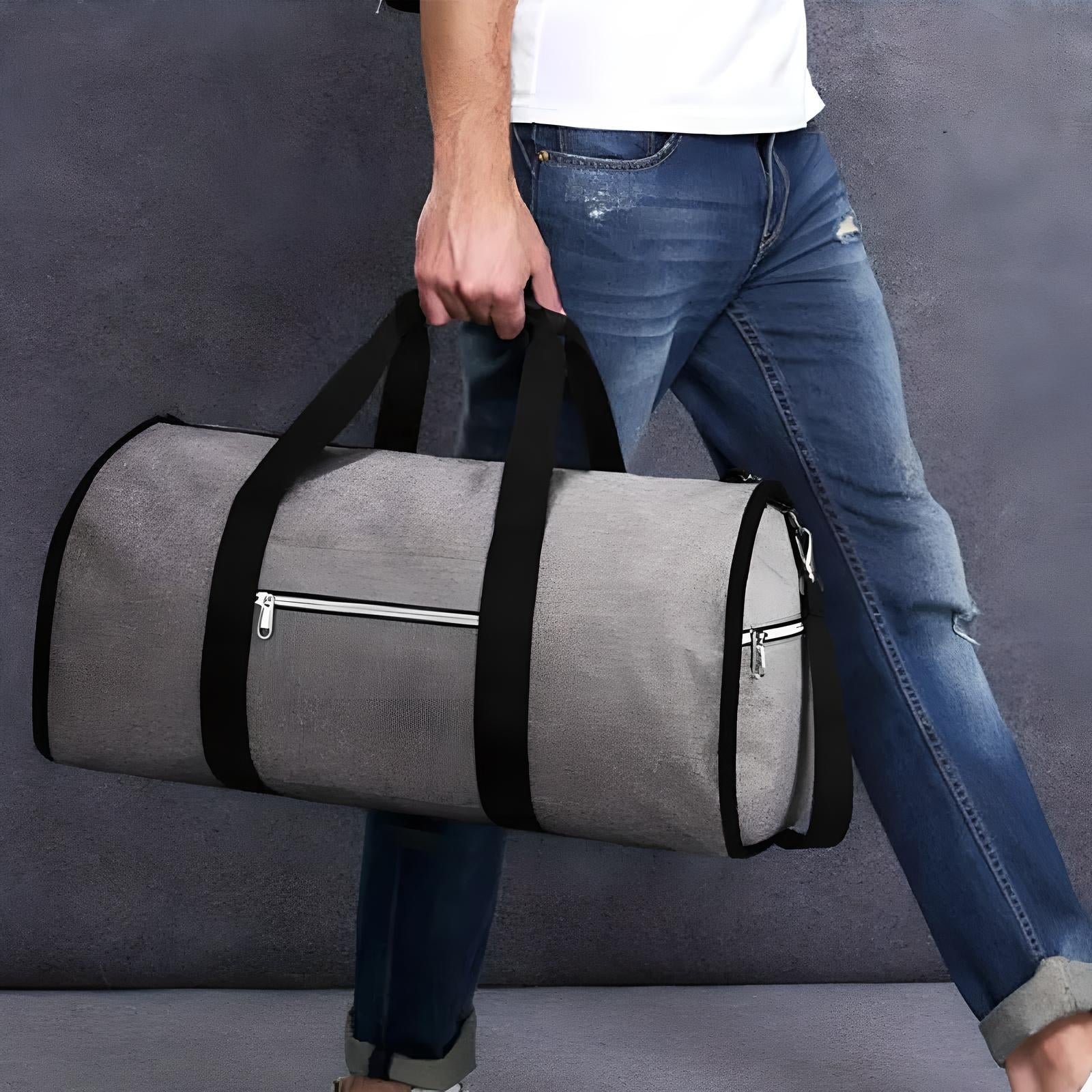 Mann mit grauer Sporttasche, Reißverschluss, schwarze Griffe, Jeans, Freizeitmode.