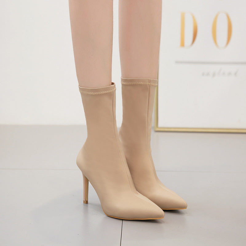 Beige Stiefeletten mit spitzem Absatz, elegantes Design, ideal für Damenmode, Herbst- und Wintertrends, stilvolle Damenschuhe.