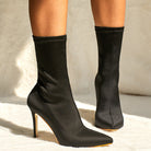 Schwarze Stiefeletten mit spitzem Absatz, elegantes Design, ideal für Damenmode, stilvolle High Heels, perfekt für Abend- und Freizeitoutfits.