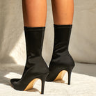 Schwarze Stiefeletten mit hohem Absatz, elegantes Design, ideal für modische Anlässe. Perfekt für stilvolle Damenmode und trendige Outfits.