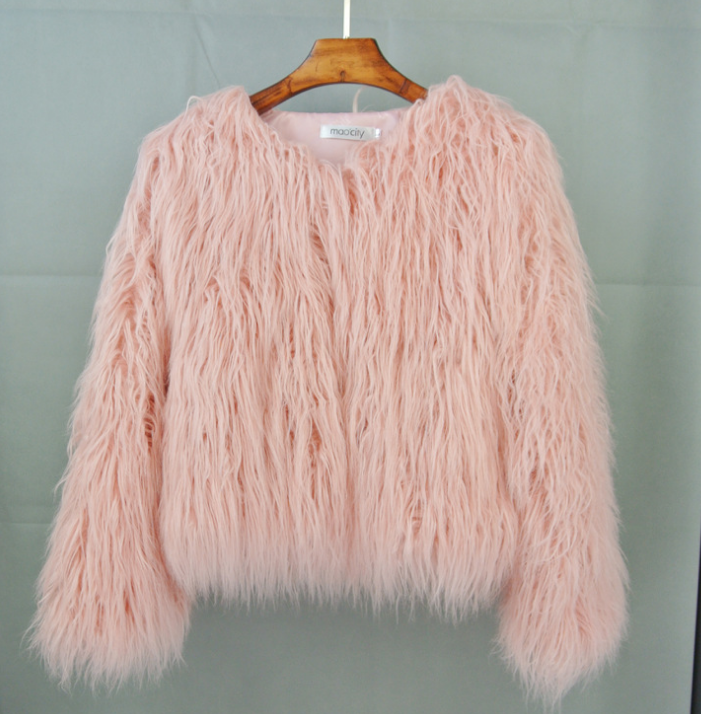 Rosa Kunstpelzjacke, flauschig und modisch, ideal für Wintermode. Perfekt für stilvolle Outfits und warme, trendige Looks.