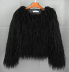 Schwarze Kunstpelzjacke auf Holzkleiderbügel, modisch und elegant, ideal für Herbst- und Winteroutfits. Perfekt für stilvolle Damenmode.