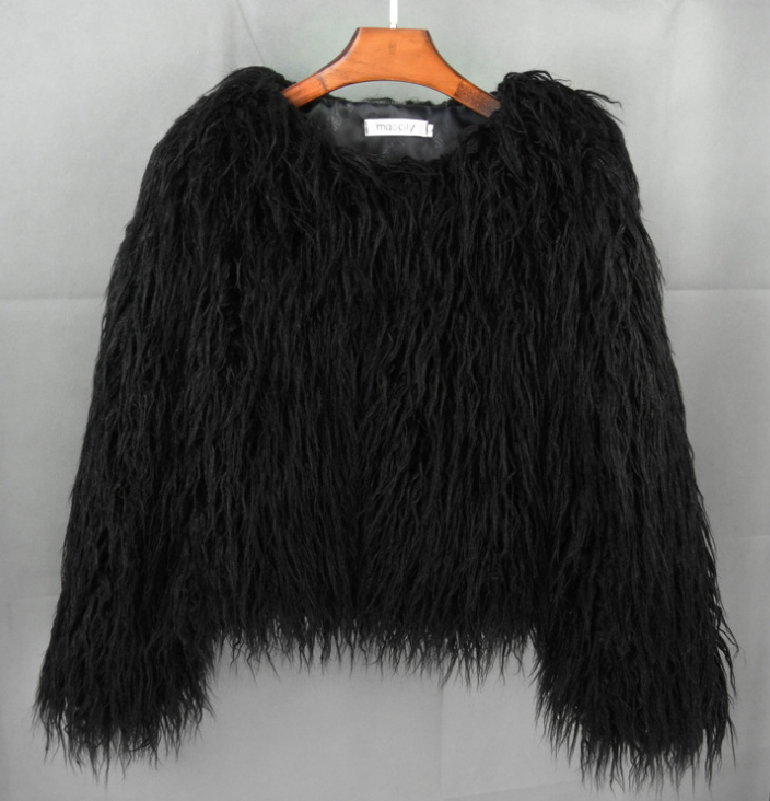 Schwarze Kunstpelzjacke auf Holzkleiderbügel, modisch und elegant, ideal für Herbst- und Winteroutfits. Perfekt für stilvolle Damenmode.