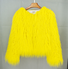 Leuchtend gelbe Kunstpelzjacke auf Holzkleiderbügel, modisch und auffällig. Perfekt für trendige Outfits und stilvolle Akzente.